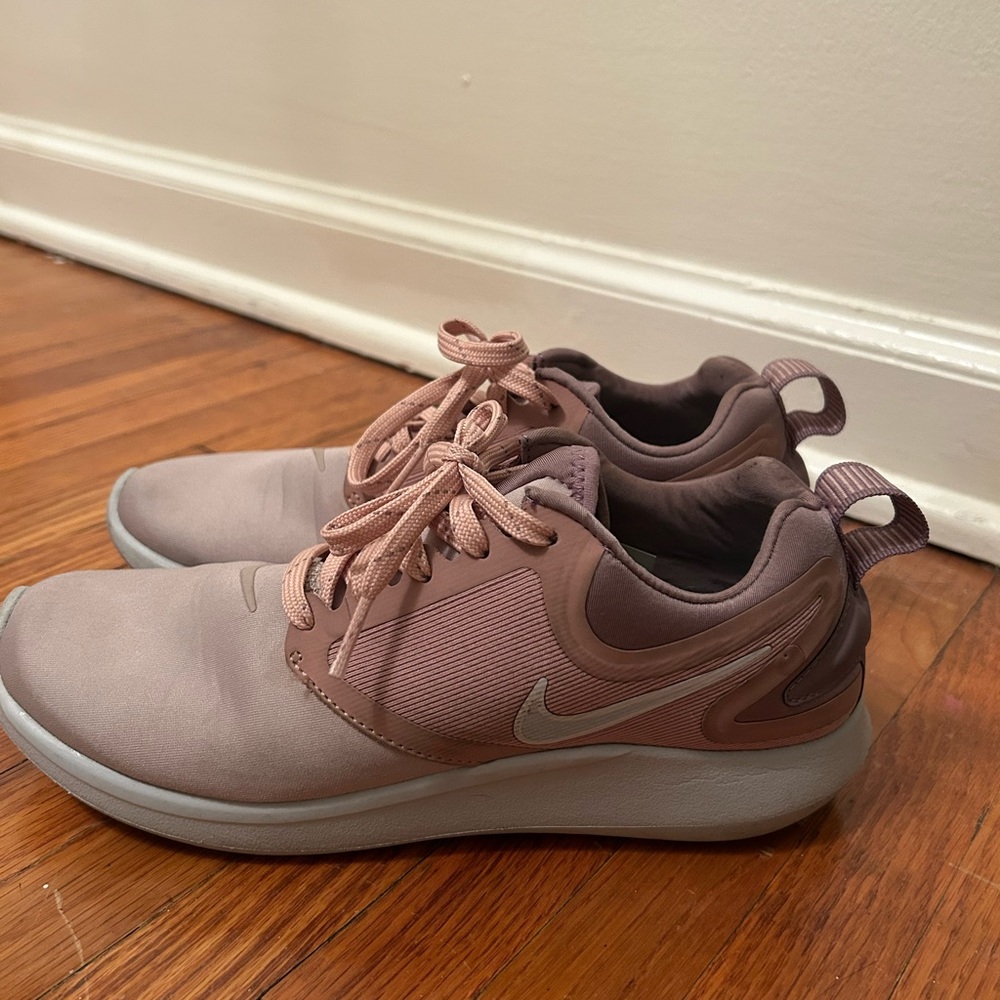 Nike Size 8 Athletic Shoes